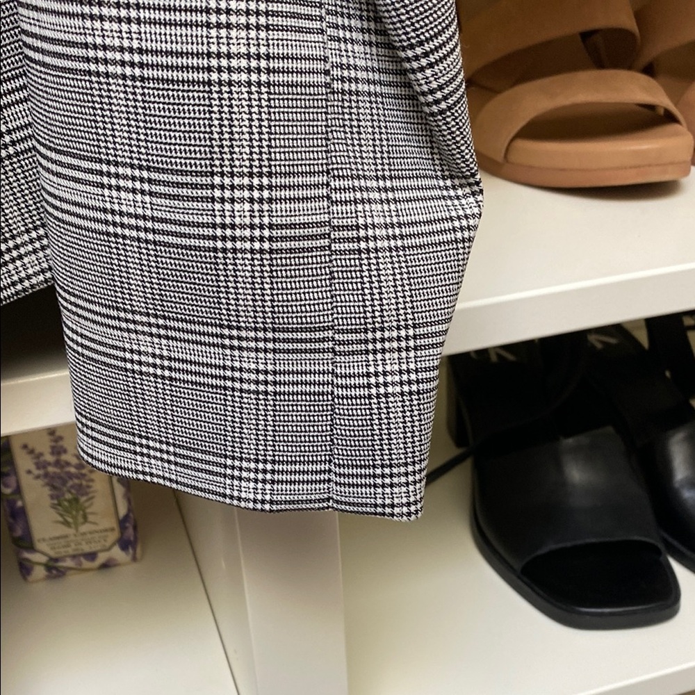 Calvin Klein Black & Gray Plaid Blazer. Amazing. Like NEW! Size 6 - Picture 11 of 11